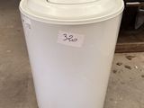 un chauffe-eau qui se trouve dans le garage
