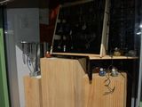 une vitrine présentant des bijoux dans une bijouterie