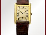 une image d'une montre avec des chiffres romains sur le cadran