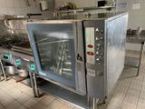 un four argenté trônant au milieu d'une cuisine