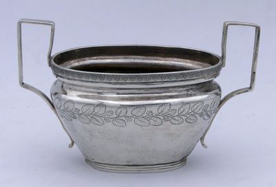 SUCRIER en argent, non couvert, à anses latérales géométriques, ciselé