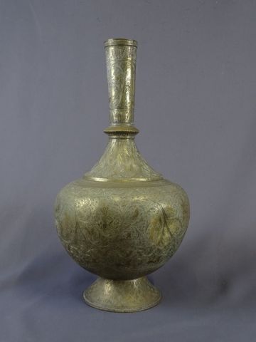INDE - Vase en cuivre ciselé décor de danseurs et animaux. H : 46...