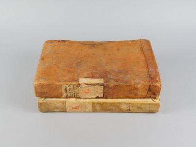 un vieux livre posé sur une caisse en bois