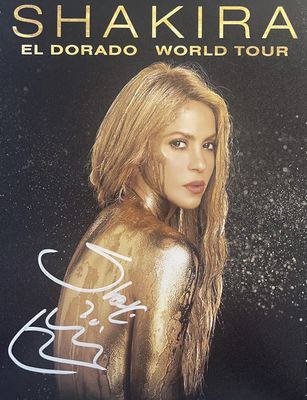 L'affiche de la tournée mondiale « Eldorao » de Shakira est exposée