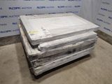plusieurs matelas empilés les uns sur les autres dans une pièce