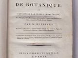 un livre ouvert sur une surface blanche avec un titre en noir et blanc