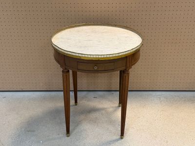 une petite table avec un plateau en marbre