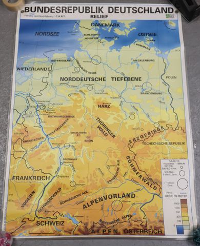 Affiche pédagogique en recto-verso « RELIEF DEUTSCHLAND ». Éditio...