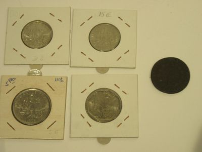 quatre types de pièces différents sont disposés sur une surface blanche