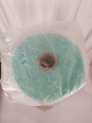 une pelote de fil bleu emballée dans un sac en plastique