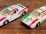 deux petites voitures posées sur une table en bois