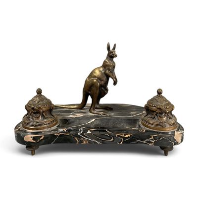 figurine en bronze représentant un kangourou et une tortue, posée sur un socle en marbre