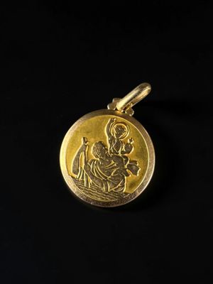 un pendentif en or représentant une femme et un enfant