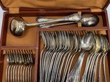 many spoons and spoon spoons in a wooden box