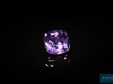 des pierres précieuses améthorates violettes sur une surface noire