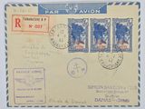 une vieille enveloppe sur laquelle sont apposés des timbres, posée sur une surface blanche