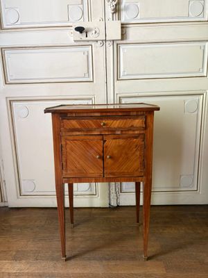 une petite table en bois surmontée d'un tiroir