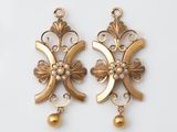 deux paires de boucles d'oreilles dorées ornées de perles