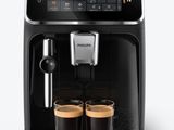 gros plan d'une machine à café avec deux tasses de café