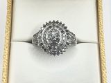 une bague en diamant dans un écrin posé sur une surface blanche