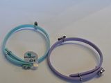 deux bracelets ornés de breloques, posés sur une table