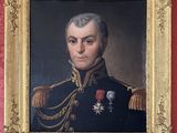 portrait d'un homme en uniforme militaire dans un cadre doré