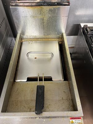 une friteuse posée au milieu d'une cuisine