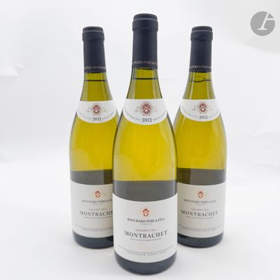 trois bouteilles de vin blanc posées l'une à côté de l'autre sur une surface blanche