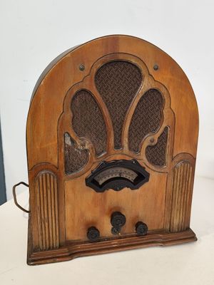 une radio à l'ancienne posée sur une table dans une pièce