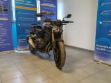 une moto garée dans un showroom