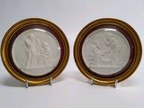 paire de plaques en pierre de Wednestone représentant un homme et une femme dans une crèche