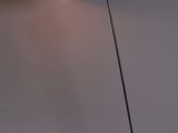 un lampadaire noir et jaune avec un abat-jour jaune