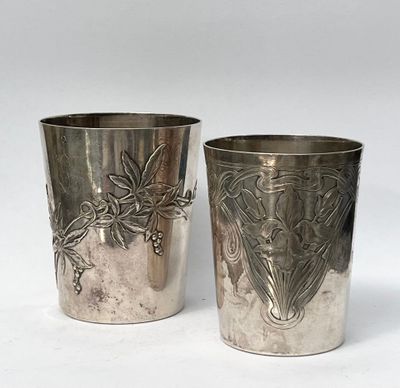 deux coupes en argent ornées de motifs, posées l'une à côté de l'autre