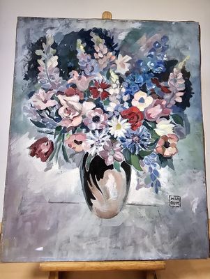 une peinture de fleurs dans un vase sur un chevalet