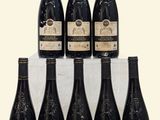 six bouteilles de vin sont empilées les unes sur les autres