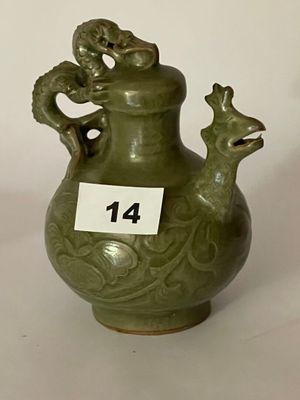 un vase vert orné d'un dragon et portant le chiffre 14 sur le côté