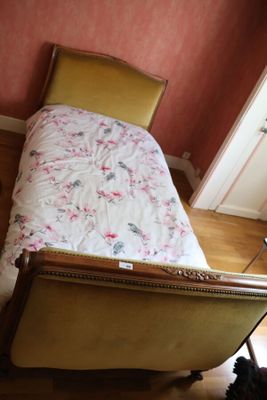 un lit qui se trouve dans une chambre avec un parquet