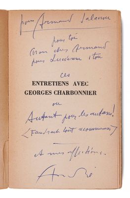 un vieux livre sur lequel figure un titre écrit à la main