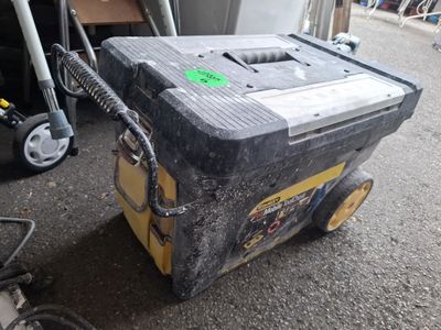 une glacière posée sur un chariot dans la rue