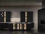 une photo d'une cuisine moderne dans les tons noir et or