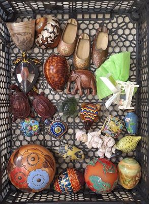 un panier rempli d'objets divers