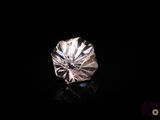 gros plan d'un diamant sur une surface noire