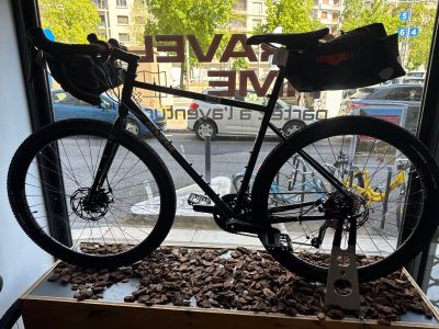 un vélo exposé dans une vitrine