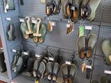 les nombreuses paires de chaussures exposées dans un magasin