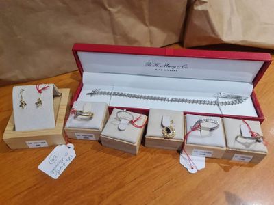 une boîte de bijoux posée sur une table à côté d'une autre boîte de bijoux