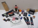 une photo montrant divers objets posés sur une table