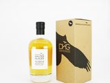une image d'une bouteille de whisky à côté d'une boîte en carton