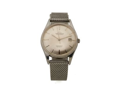 un gros plan d'une montre sur un fond blanc avec un fond blanc