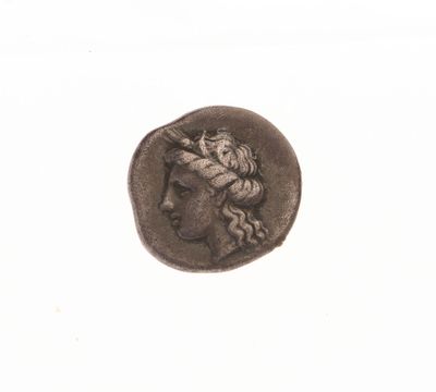 une pièce de monnaie en argent portant un visage de femme