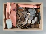 une boîte en bois remplie de pièces de monnaie et une bouteille d'eau